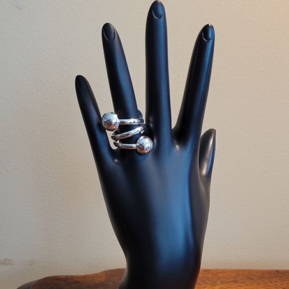 Sterling Silver Wrap Around Ring. Sizes 6 and 7 available. - Picture 4 of 6
